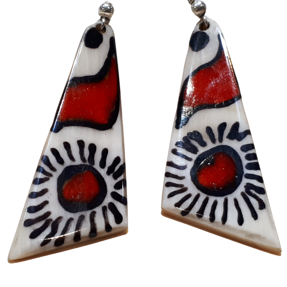 Koehoorn oorbellen langwerpig met henna motief (rood)