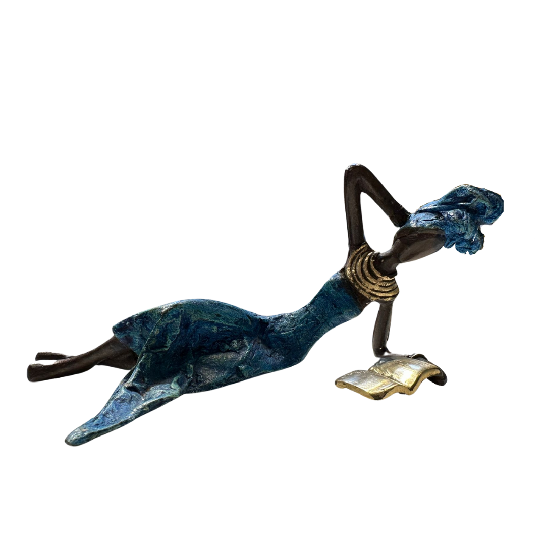 Bronzeskulptur - Liegende Frau mit Buch