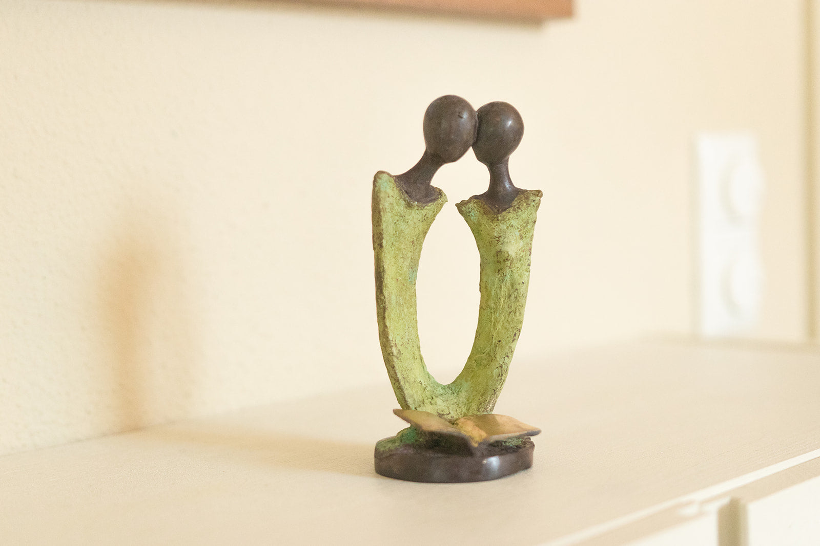 Bronzeskulptur - Abstraktes Paar mit Buch