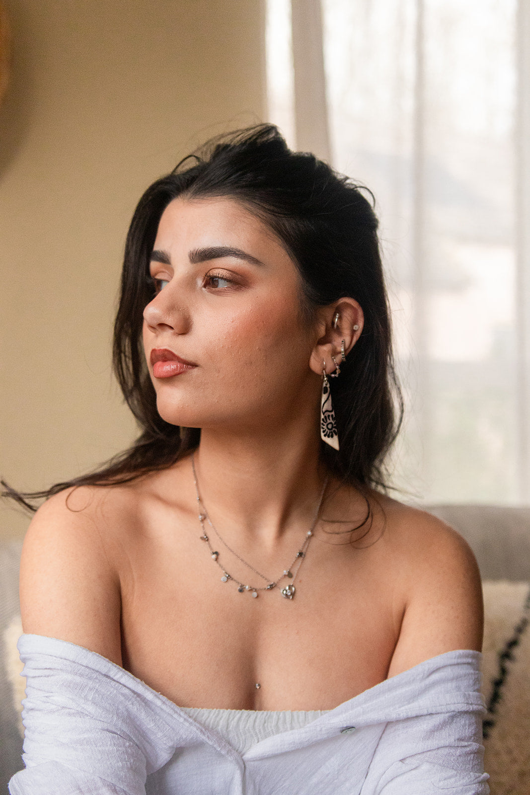 Koehoorn oorbellen langwerpig met henna motief (zwart/wit)