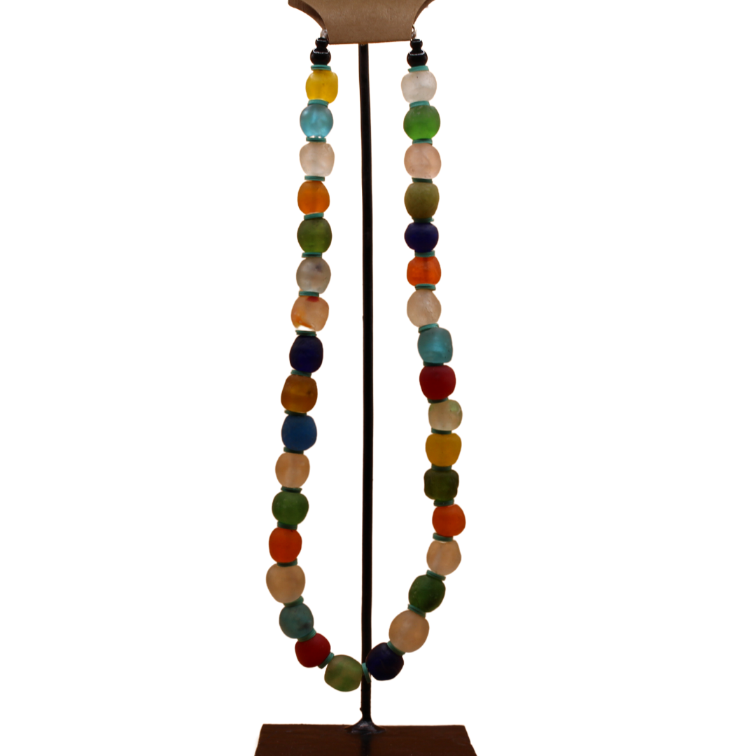 Halskette aus recycelten Glasperlen