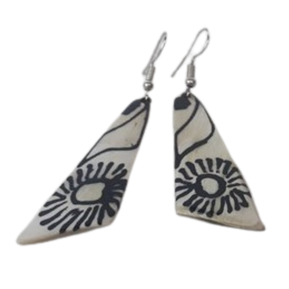 Cow horn earrings elongated with henna motif (black/white)