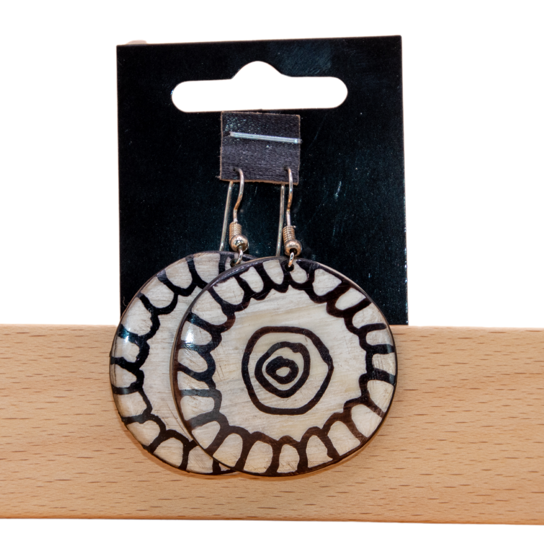 Kuhhorn-Ohrringe mit Henna-Motiv (schwarz/weiß)