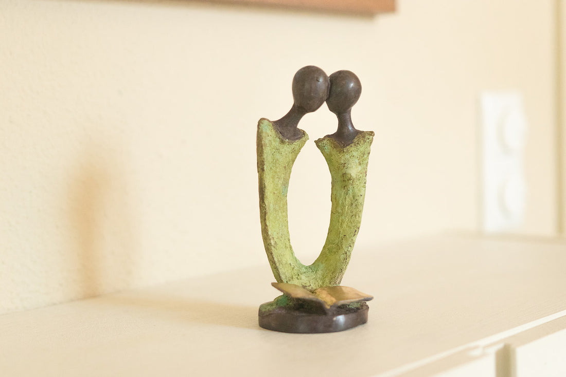Bronze sculpture - Abstract couple with book