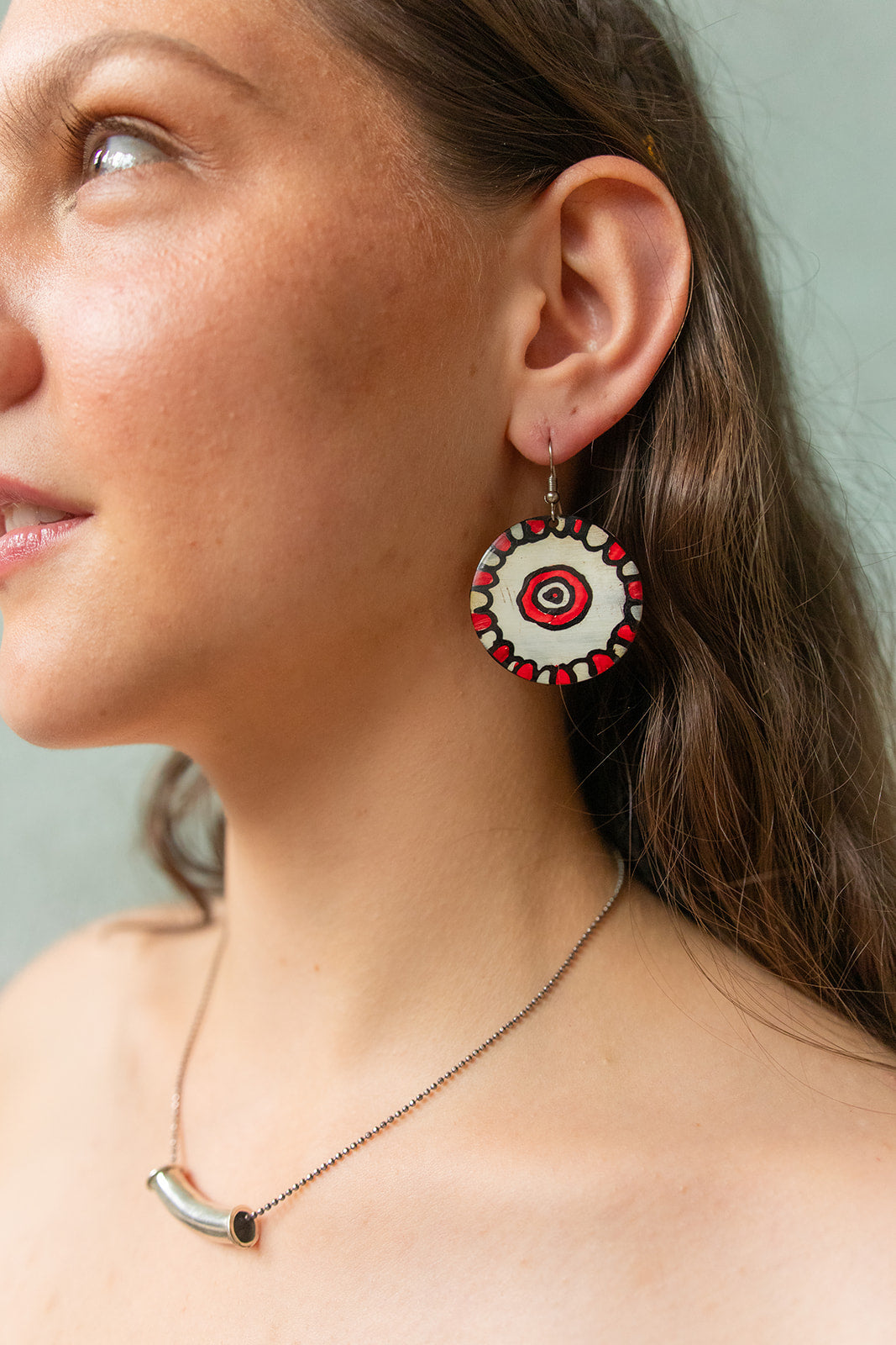 Cow horn earrings with henna motif (black/white)